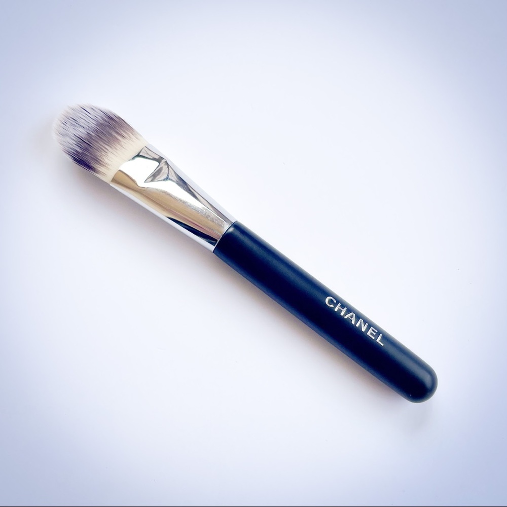 CHANEL flat foundation brush